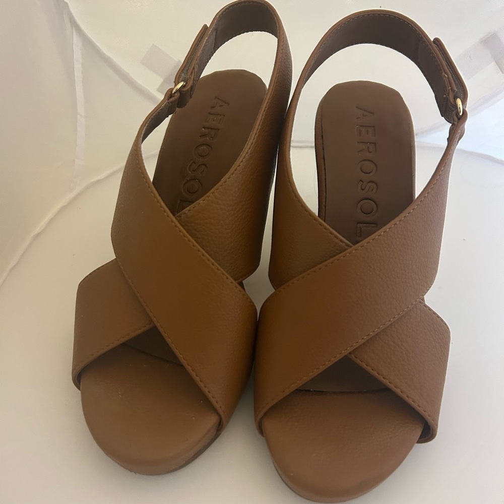 AEROSOLES Women's Tan Cross-Strap Sandals